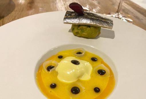 Remojón granadino con boquerones en vinagre y aguacate en tempura