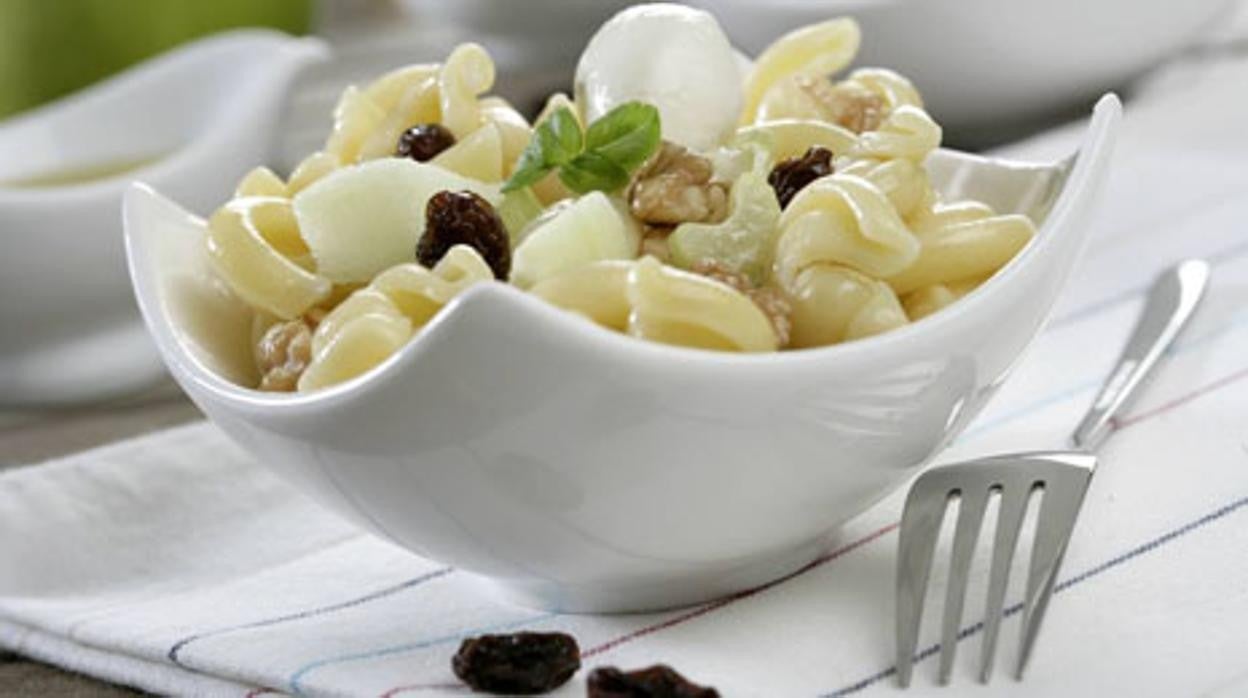 Plato de ensalada de pasta con queso fresco y frutos secos