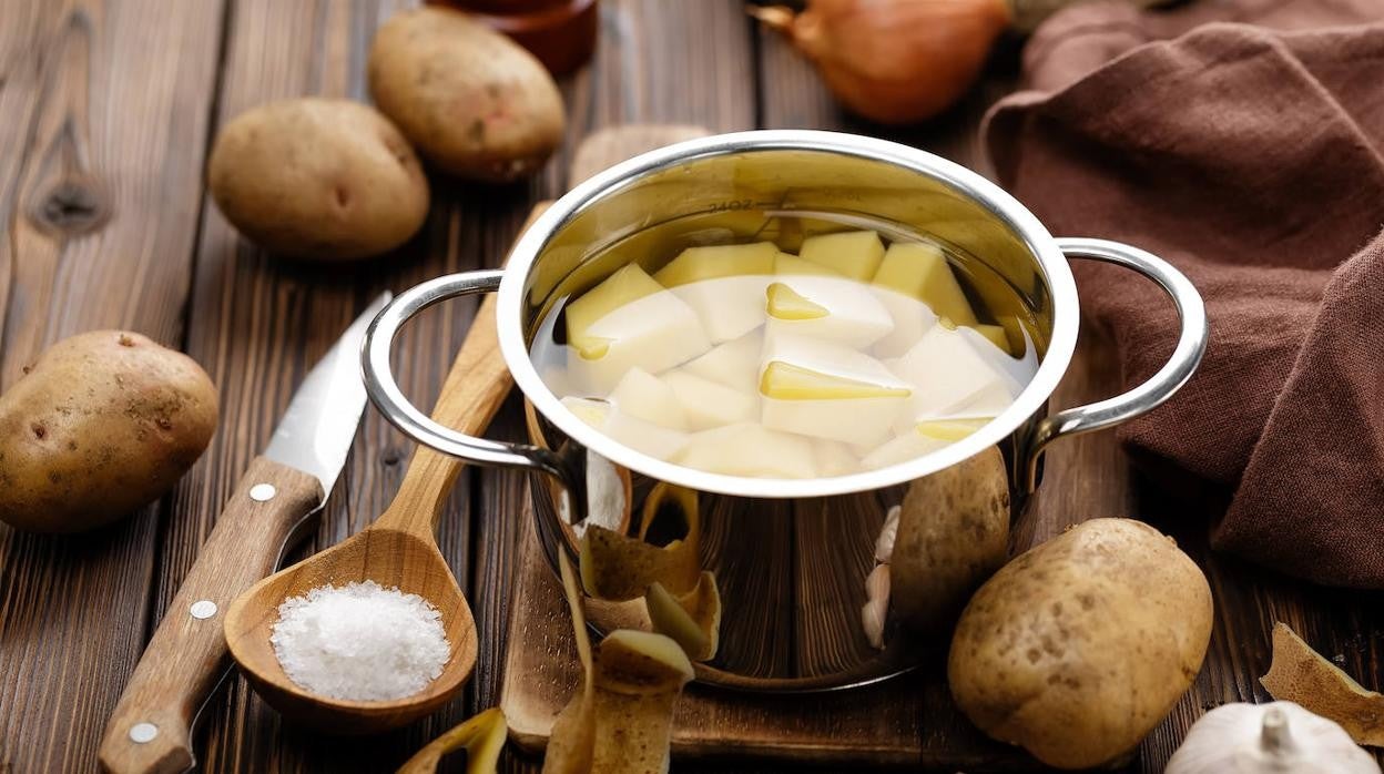 Sumergir las patatas en agua evita que se oxiden durante un tiempo