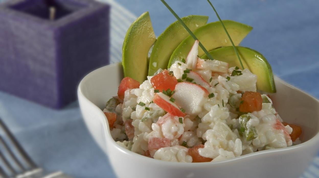 Plato de ensalada de arroz con aguacate y surimi