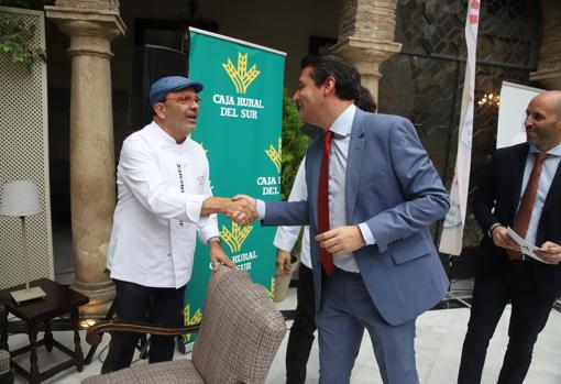 El alcalde de Córdoba, José María Bellido, saluda al chef Jesús Sánchez