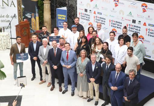 Premiados, miembros del jurado y autoridades tras la entrega de premios