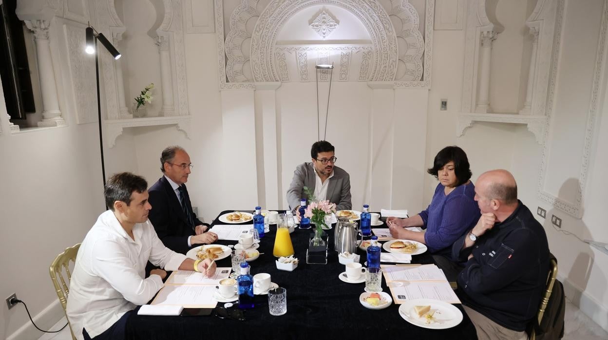 Los integrantes del jurado durante sus deliberaciones en el hotel Hospes Bailío de Córdoba