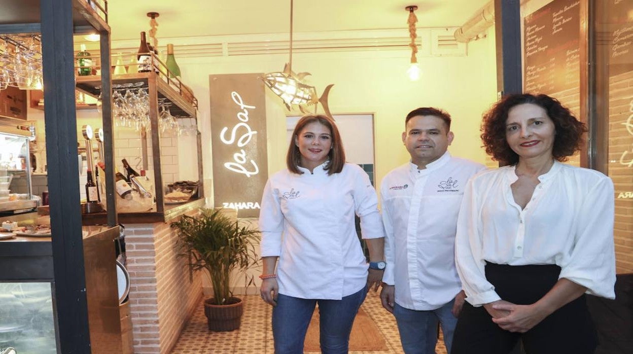 Charo Álvarez (derecha) con su equipo de Sal de Tapas