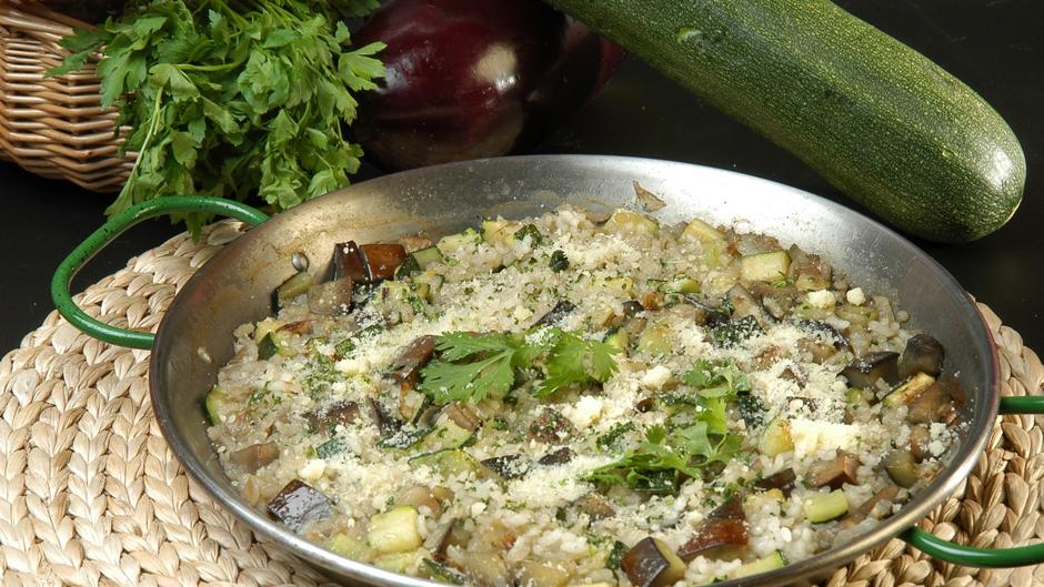 Prepara esta saludable receta de arroz con berenjenas y calabacines