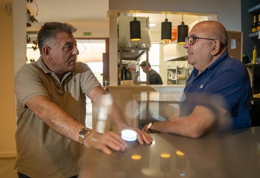 Paco Gavilán, gerente de La Taberna del Río, con Antonio Cruz de La Antigua