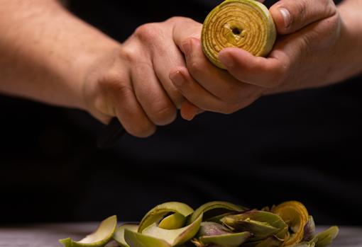 El chef Alberto Ceular limpia las alcachofas para elaborar el plato