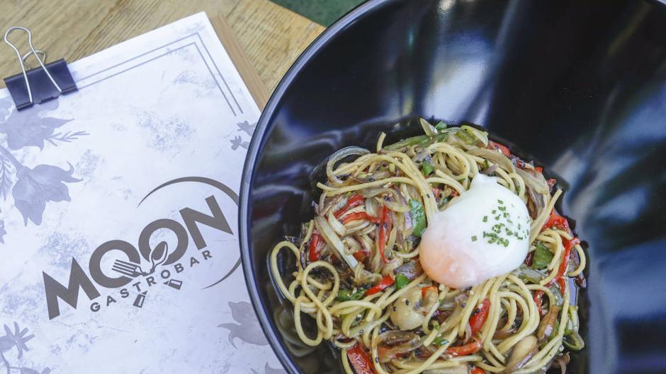 Moon, la terraza de copas de Sevilla Este, estrena gastrobar