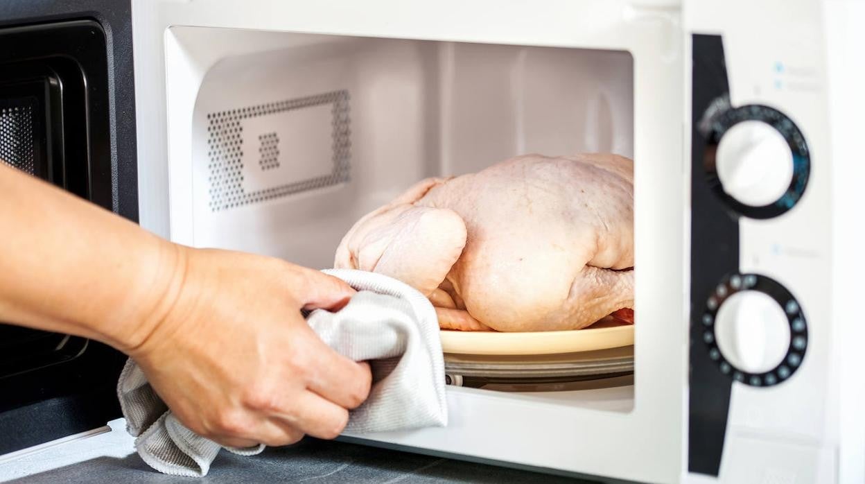 El microondas es muy útil para descongelar alimentos