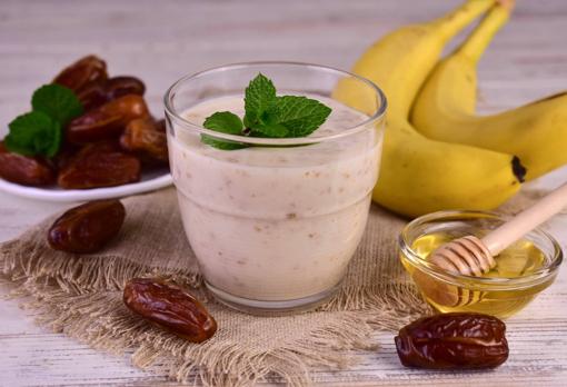 Puedes usar plátanos y dátiles triturados para endulzar tus postres