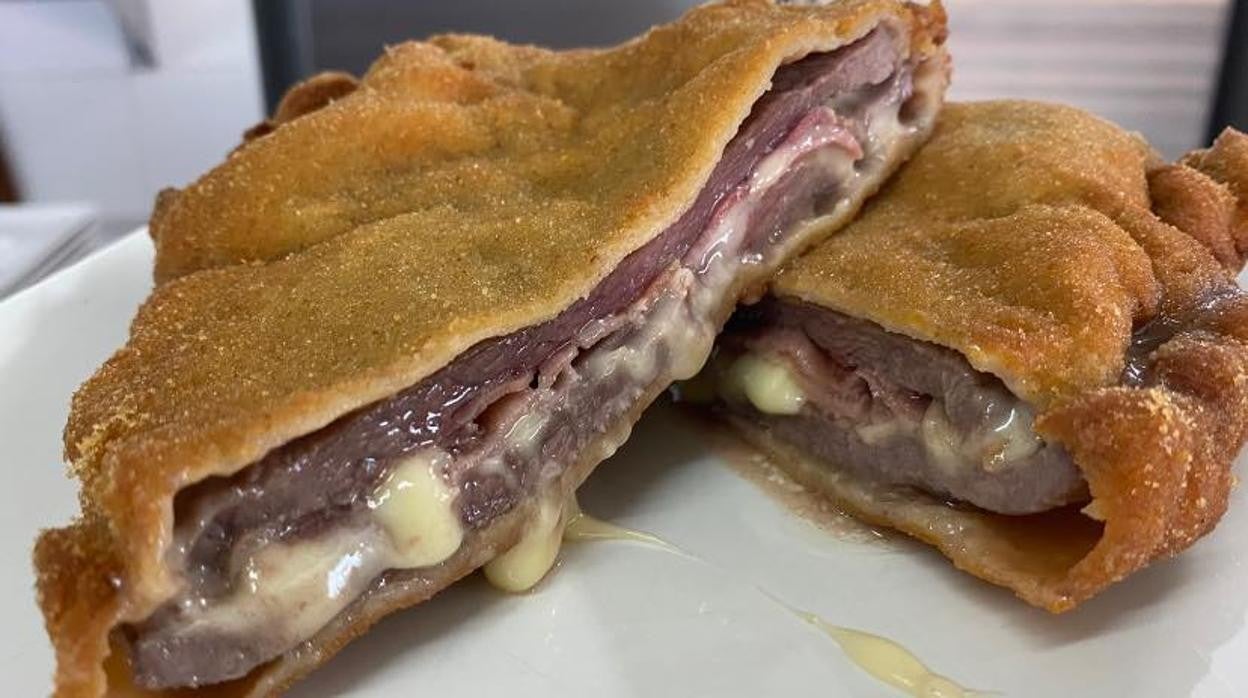 Cachopo de añojo de lidia, queso y jamón de Los Pedroches, de la Taberna El Chato