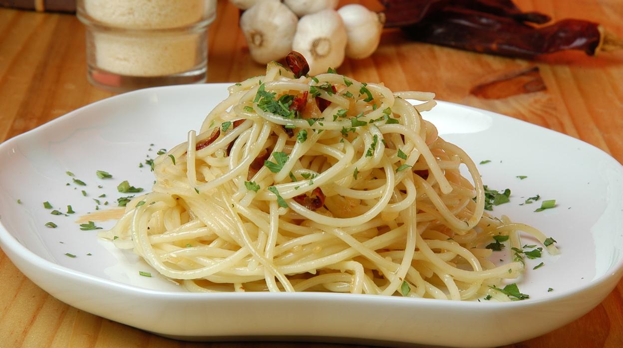 Plato de espaguetis con ajo y guindilla