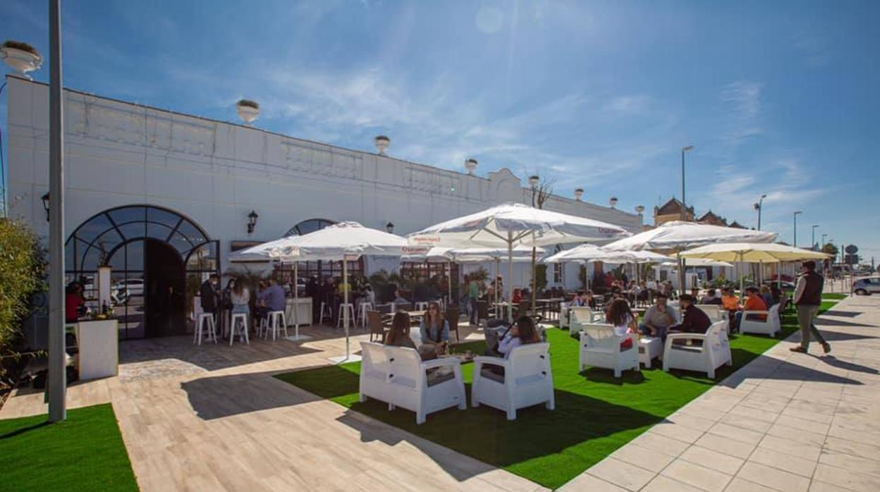 Terraza del restaurante Doña Enriqueta, en el centro de La Carlota