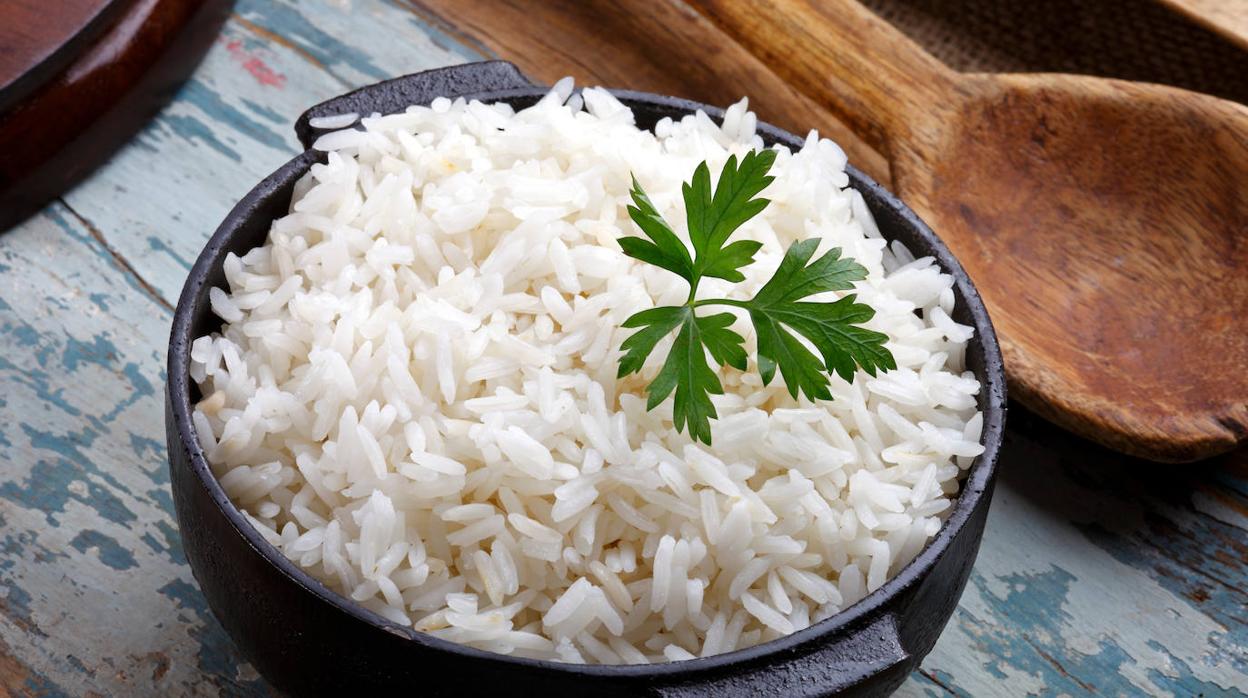 El arroz blanco es un plato muy popular en nuestras cocinas