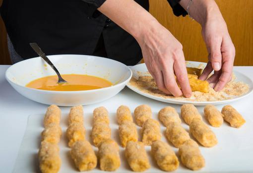 Tras tener las croquetas, hay que pasarlas por huevo y pan rallado