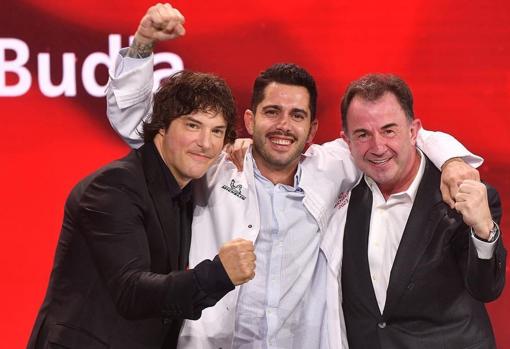 Paco Budia, entre los chefs Jordi Cruz y Martín Berasategui, en la gala Michelin