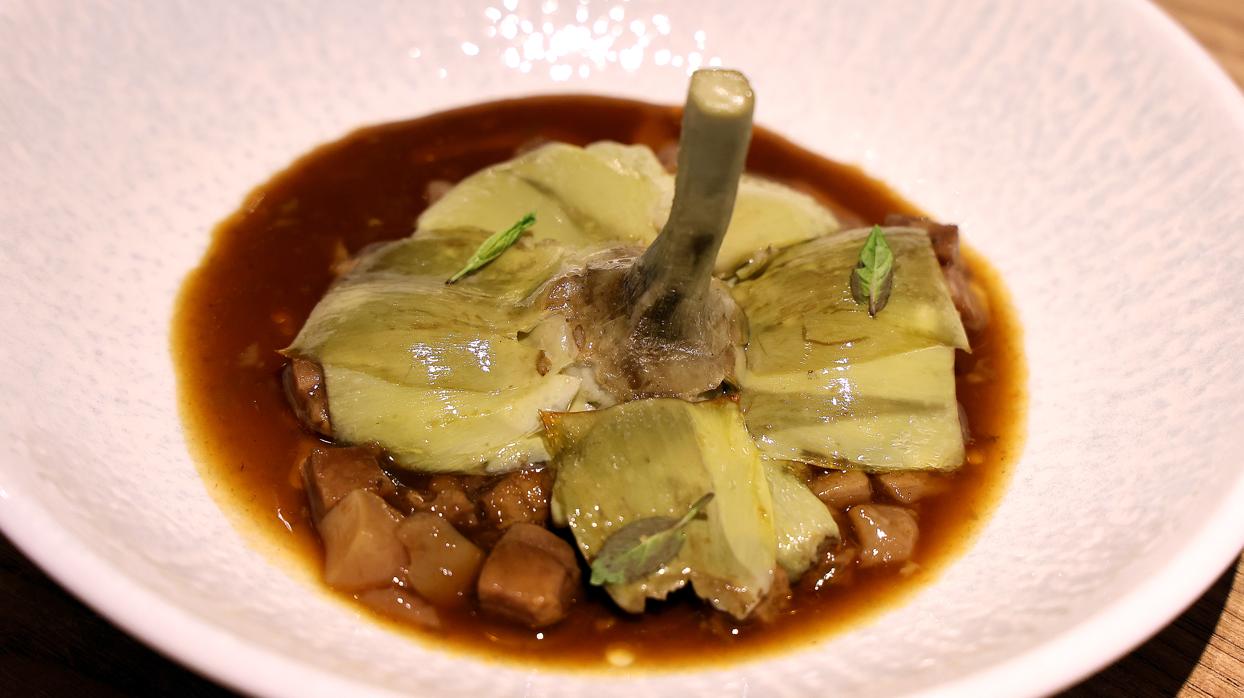 Alcachofas con morro de ternera guisado, de La Cuchara de San Lorenzo