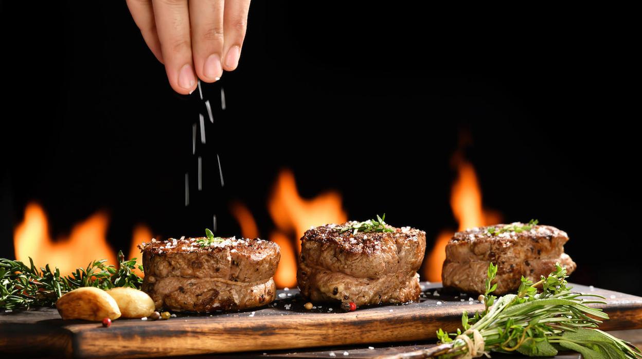 Hay que poner la sal en la carne o el pescado en su momento justo