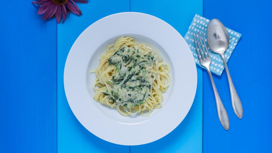 Elabora estos deliciosos tallarines con espinacas y gorgonzola, una receta sencilla y muy completa