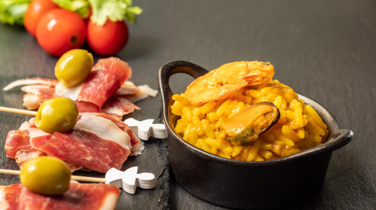 Plato pequeño de paella con jamón ibérico al lado
