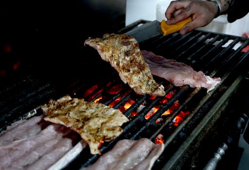 La carne del bocadillo se prepara a la brasa