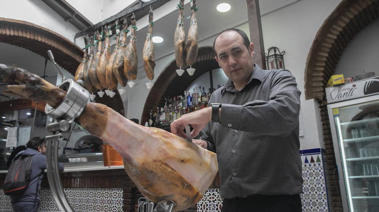 Santi Pizarro corta al día un jamón entero para sus desayunos y raciones