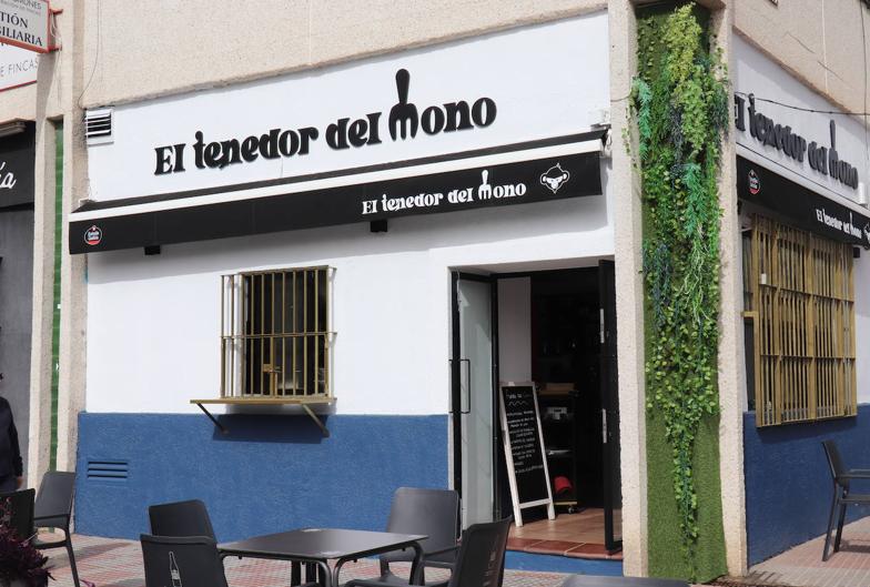 El tenedor del mono, tapas con guiños internacionales y «terraceo» en Tomares