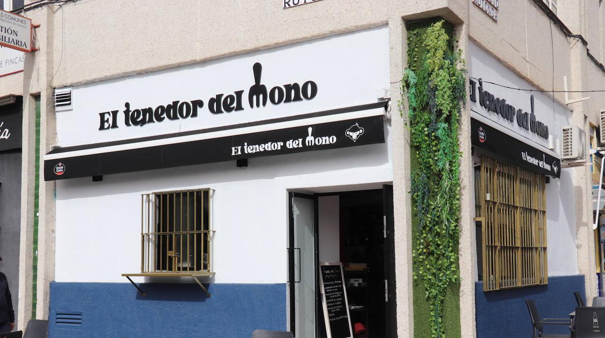 El tenedor del mono, tapas con guiños internacionales y «terraceo» en Tomares