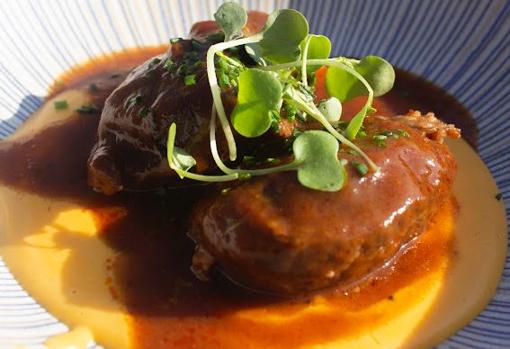 El tenedor del mono, tapas con guiños internacionales y «terraceo» en Tomares