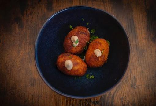 El tenedor del mono, tapas con guiños internacionales y «terraceo» en Tomares