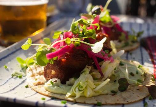 El tenedor del mono, tapas con guiños internacionales y «terraceo» en Tomares