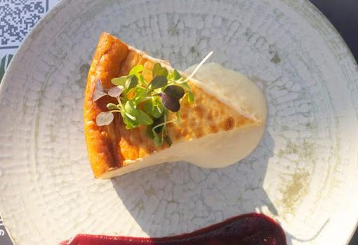 El tenedor del mono, tapas con guiños internacionales y «terraceo» en Tomares