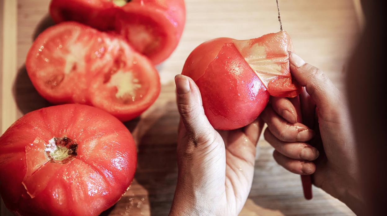 Pelar tomates puede ser una tarea muy sencilla si sabes cómo hacerlo