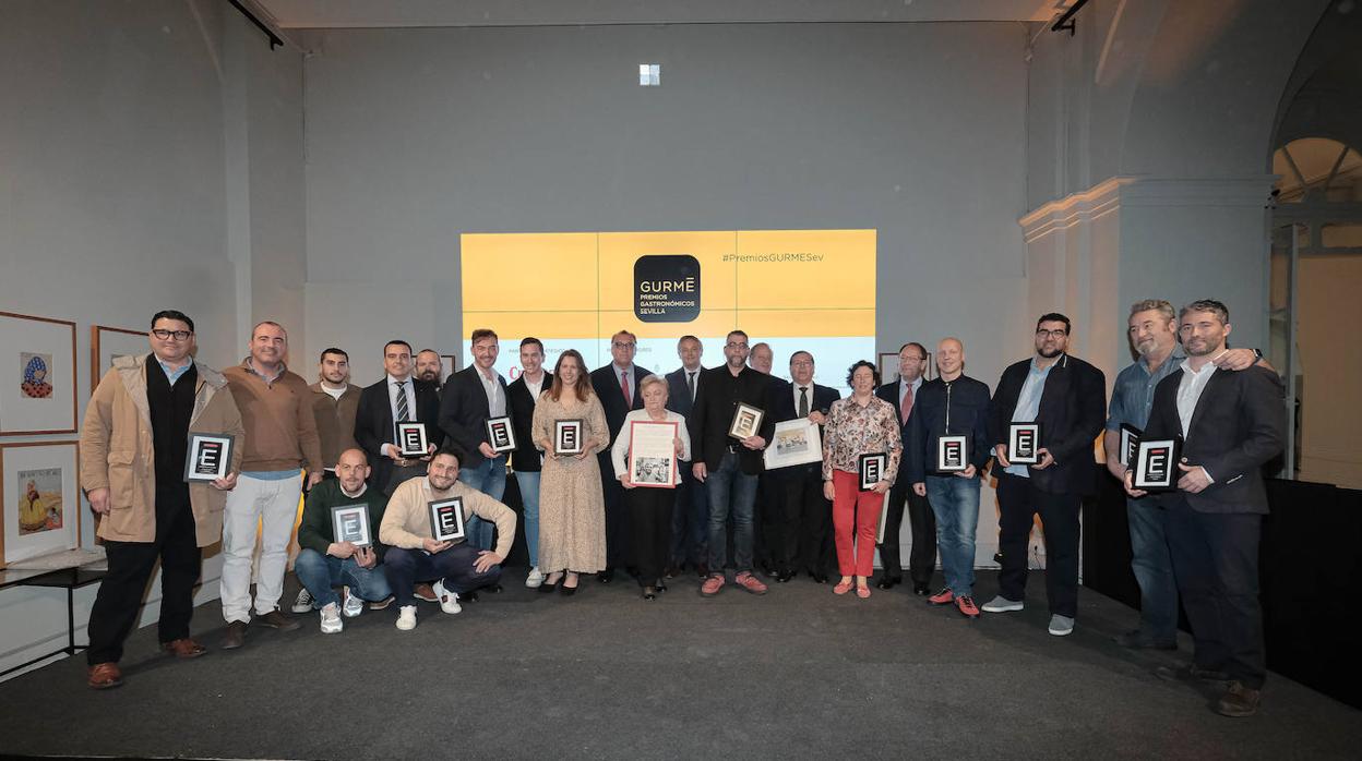 Foto de familia de los premiados con los patrocinadores y organizadores