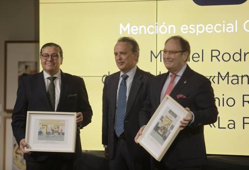 Pepe Rodríguez, de La Fresquita, junto a Juan Gómez Verástegui, director territorial Andalucía de Heineken Company y su hermano el tabernero Manolo Rodríguez, de Manolo Cateca