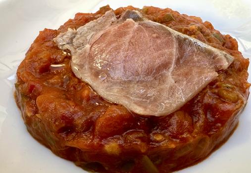 Chilli-pisto con yema de huevo y ventresca de atún rojo