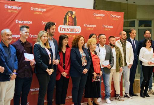 Foto de familia de los ganadores y organizadores