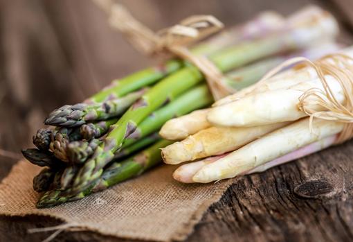 Espárragos verdes y blancos