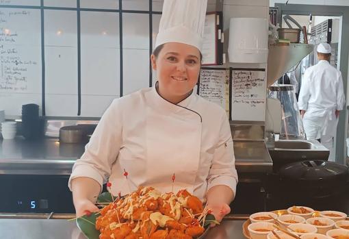 Raquel López, jefa de cocina de La Casa de Manolete Bristró, con unos buñuelos de bacalao