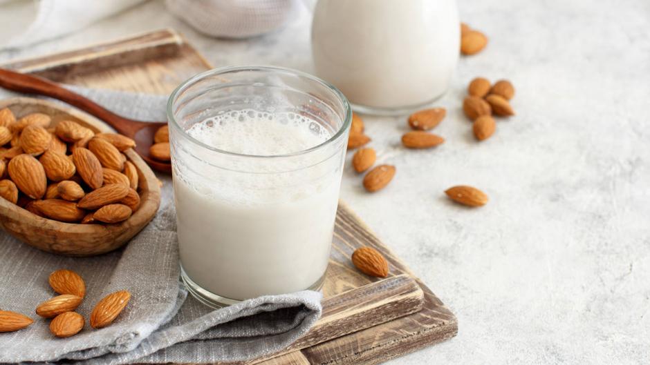 Cómo hacer leche de almendras en casa: los beneficios de esta bebida que debes conocer