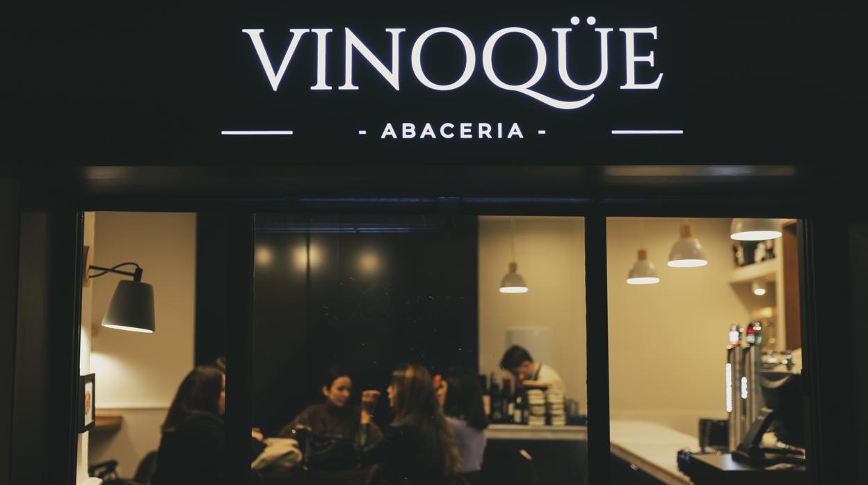 Vinoqüe, una nueva abacería dedicada al vino y los quesos artesanos en la calle Moratín