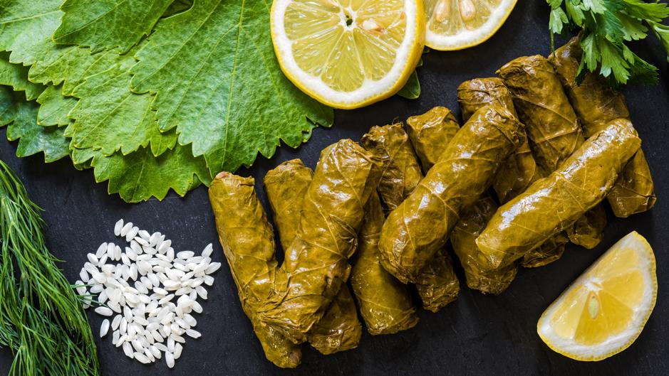 Elabora estas originales hojas de parra rellenas de arroz con verduras, setas y pasas