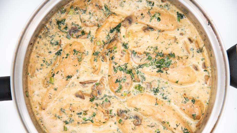 Prepara este delicioso arroz con pechuga de pollo, nata y huevos