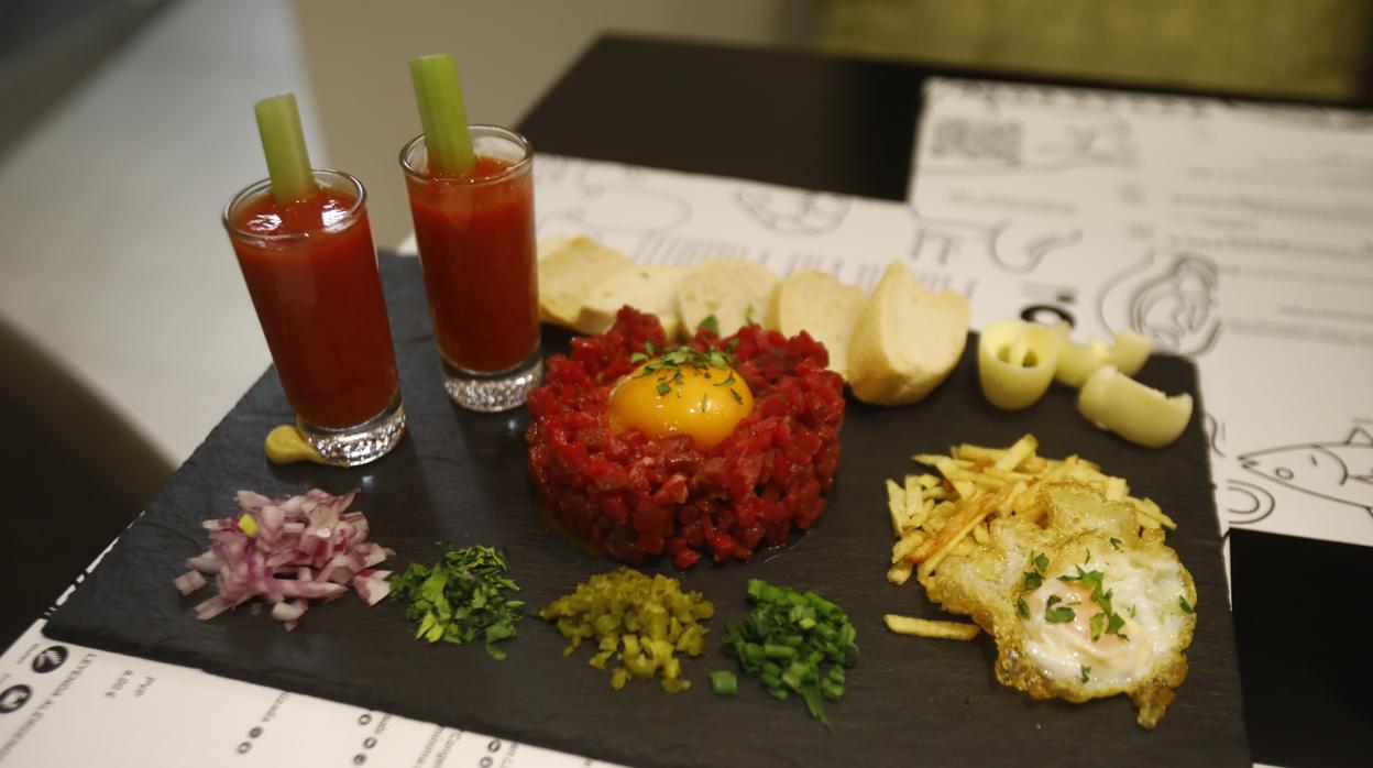 El steak tartar es uno de los platos estrella de Adarraga Bistró
