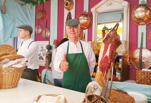 Casa Pepe de la Judería ha traído un cortador de jamón