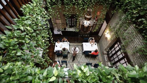 Dónde comer en Córdoba en restaurantes con patios bonitos y con encanto