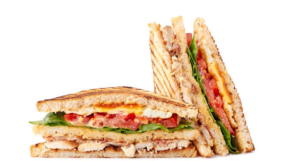Sándwich club: así es la auténtica receta de este clásico ideal para salvar tus almuerzos y cenas
