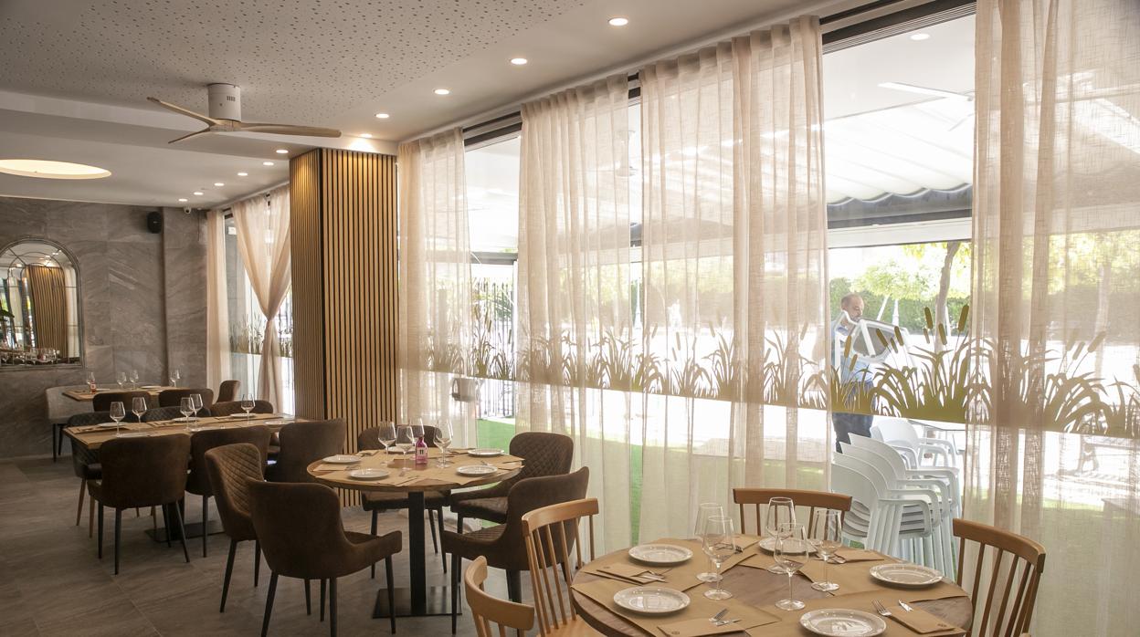 Comedor y terraza de El Mirador del Río Los Azahares, junto a la Plaza de Toros
