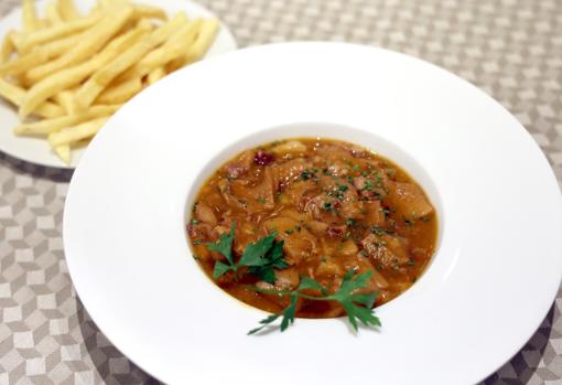 Este guiso de callos lleva morro de ternera y manitas de cerdo