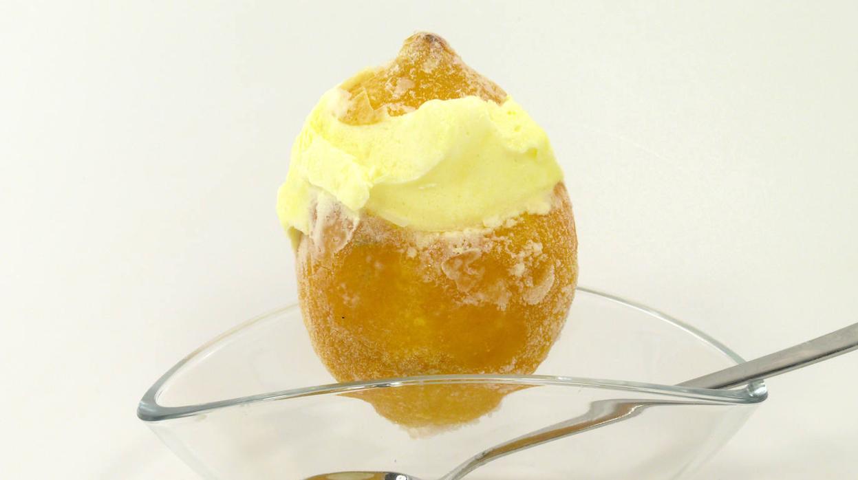 El limón relleno de helado es un postre clásico muy popular